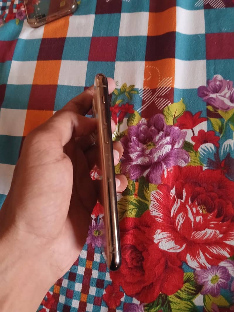 Apple iPhone 11 Pro 4