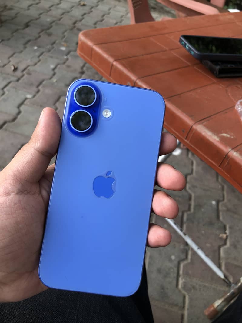 Apple iPhone 16 4