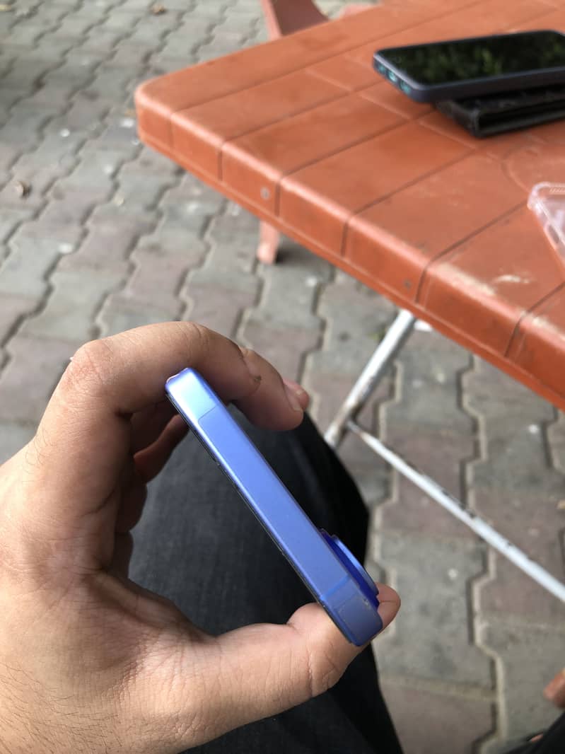 Apple iPhone 16 7