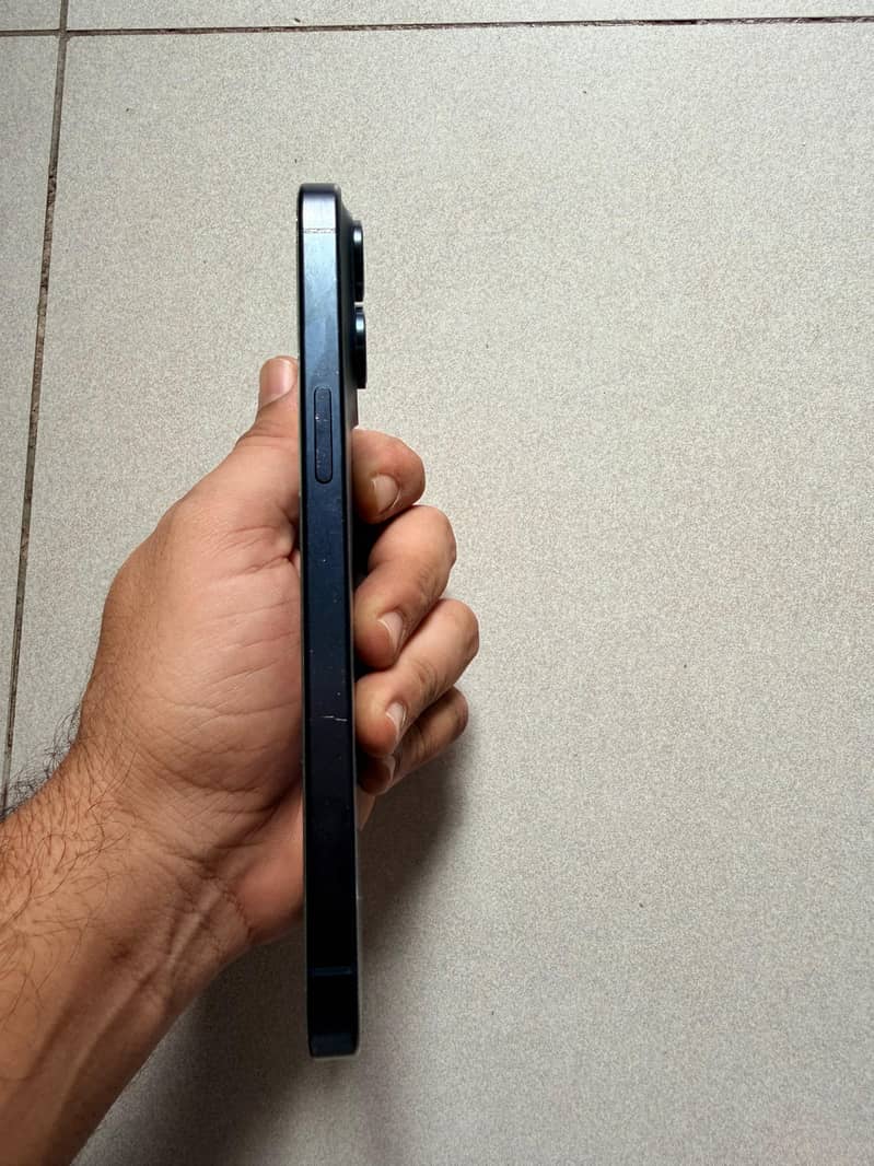 Apple iPhone 15 Pro Max 4
