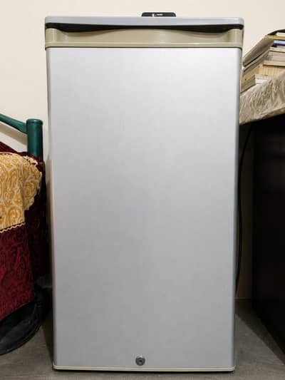 Mini Refrigerator / Small Fridge – Excellent Condition