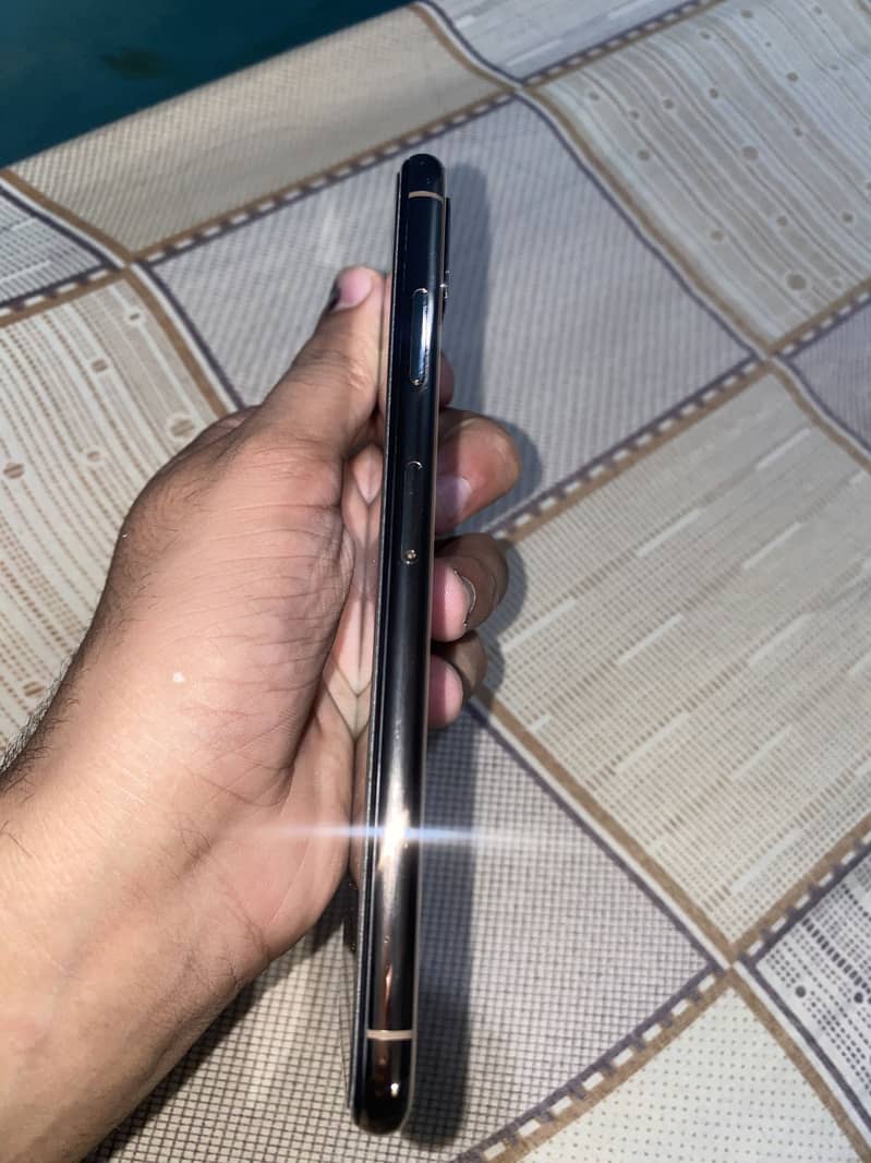 Apple iPhone XS Max 5