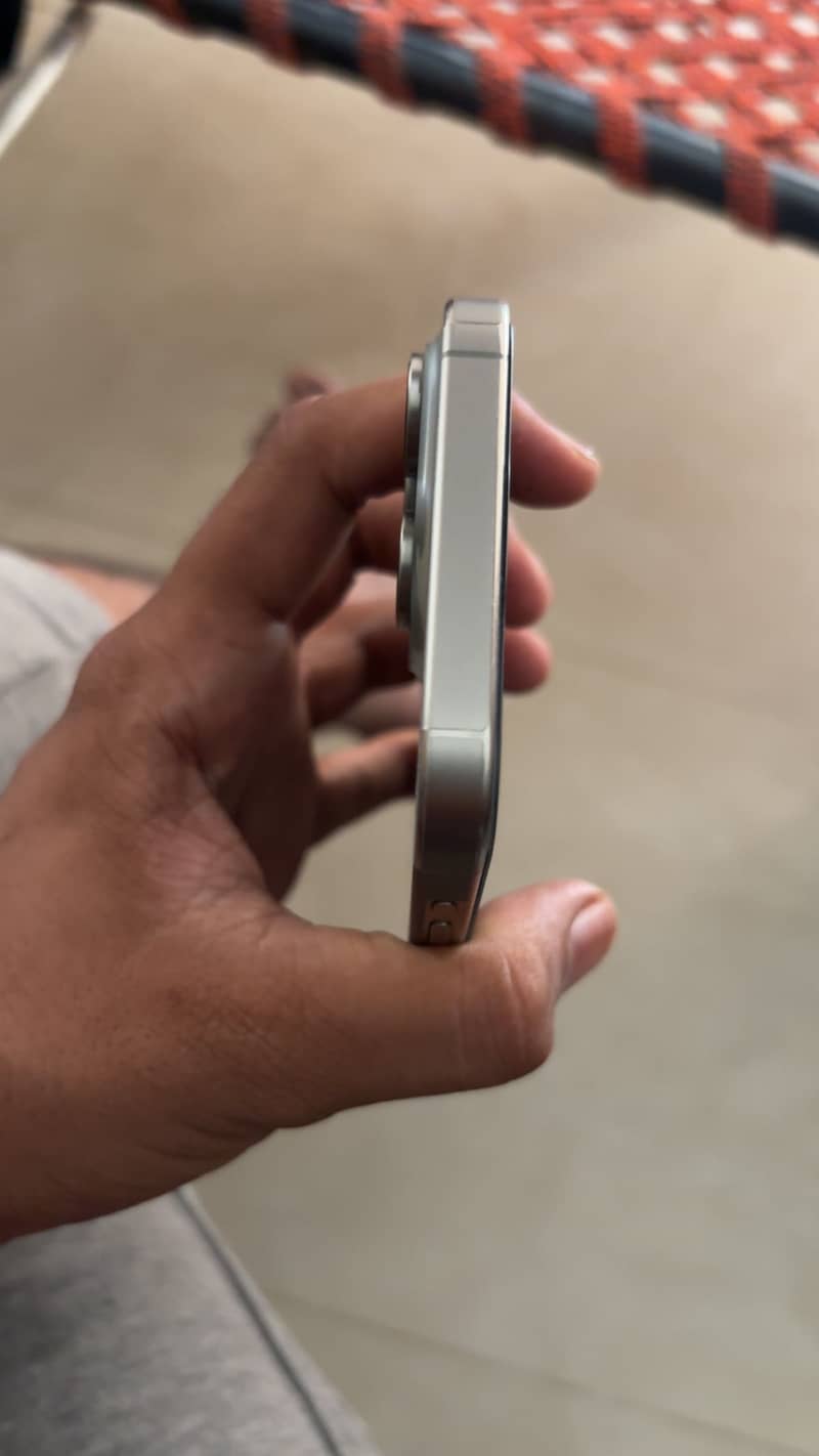Apple iPhone 15 Pro Max 4