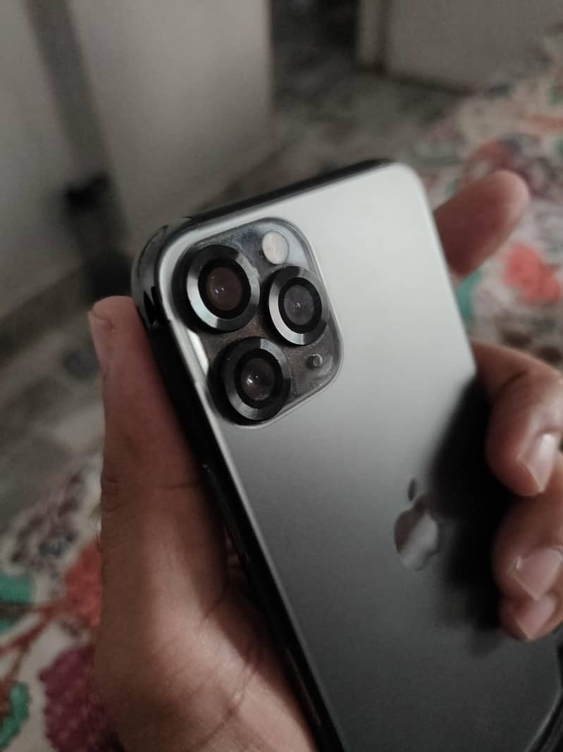 Apple iPhone 11 Pro 4