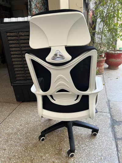 White Adjustable Rotating Gaming Chair | Office & Computer Chair