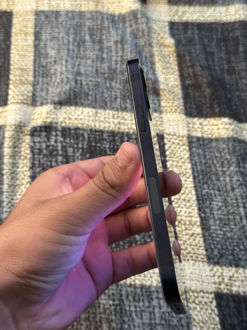 Apple iPhone 12 3