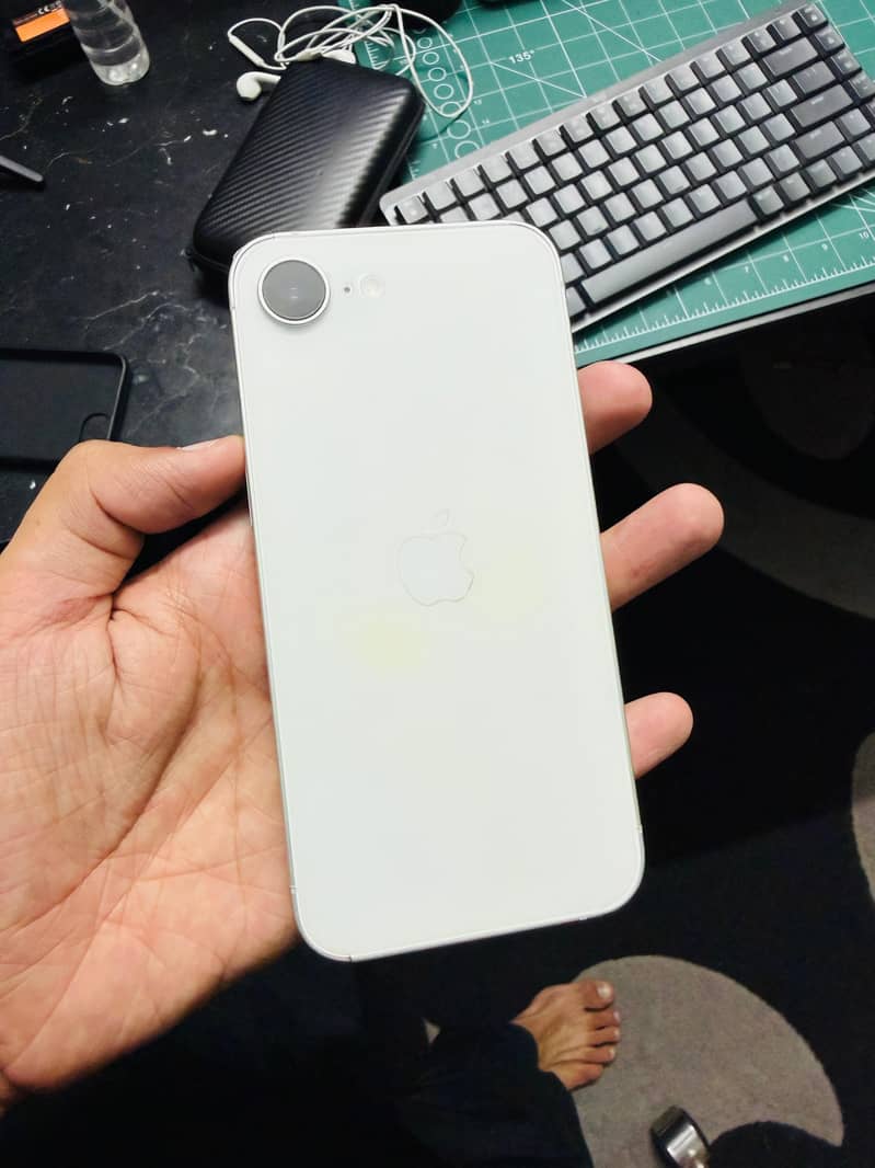 Apple iPhone 16e 0