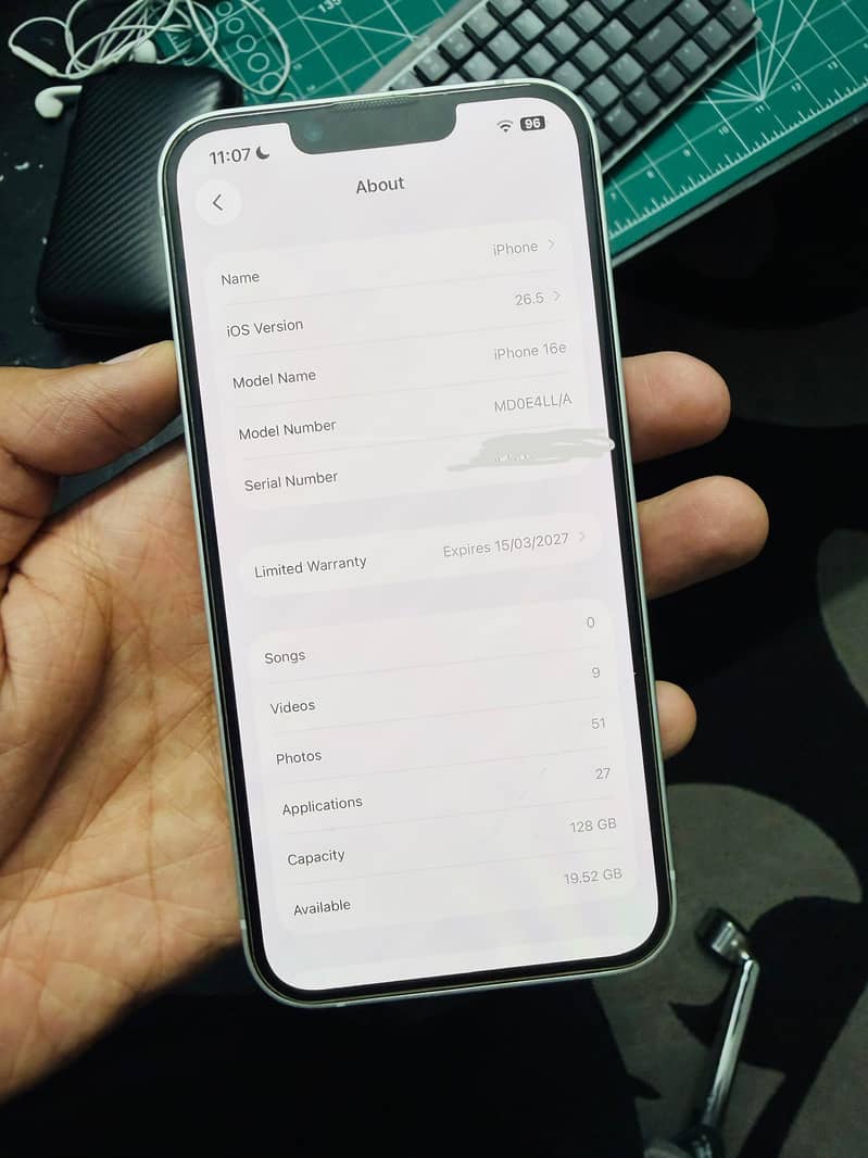 Apple iPhone 16e 1
