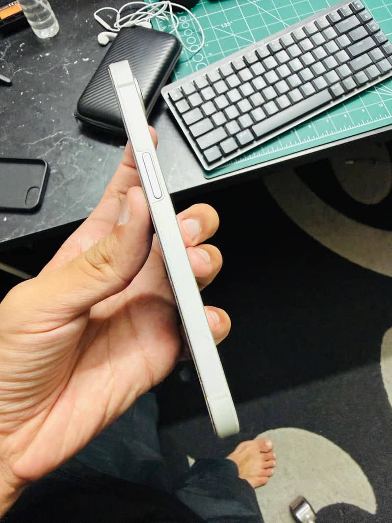 Apple iPhone 16e 2