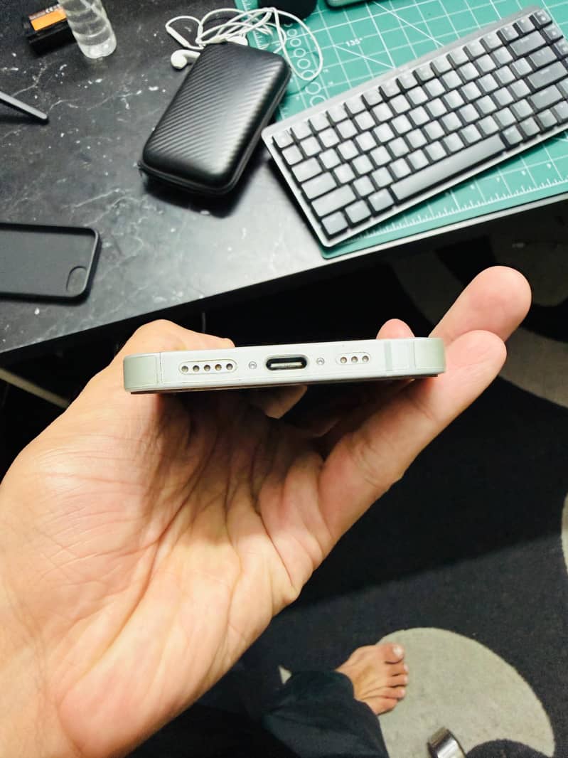 Apple iPhone 16e 3