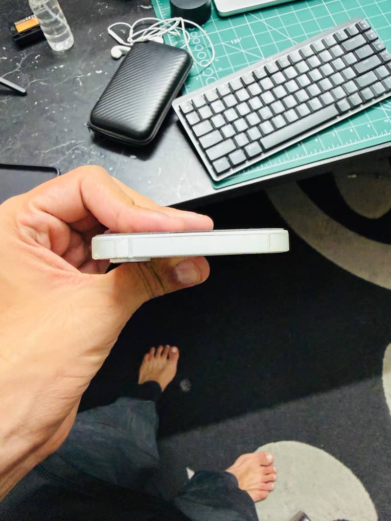Apple iPhone 16e 4
