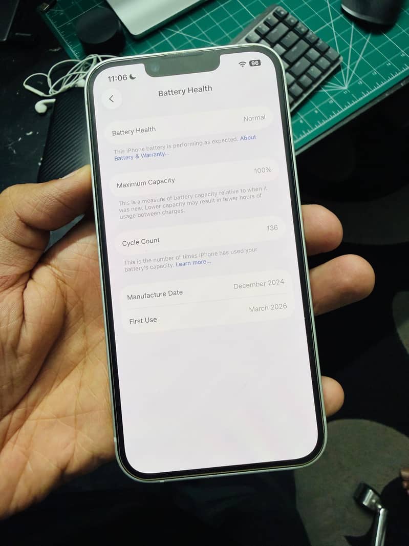 Apple iPhone 16e 5