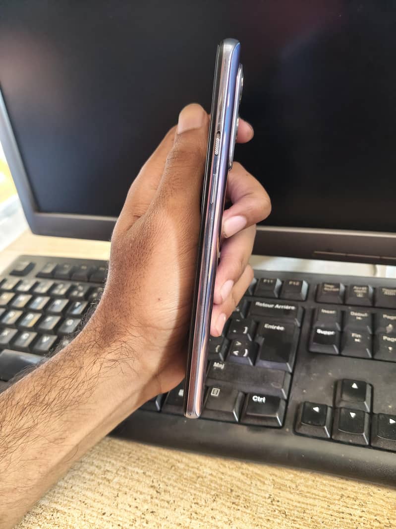 One Plus 9 (5G) 4