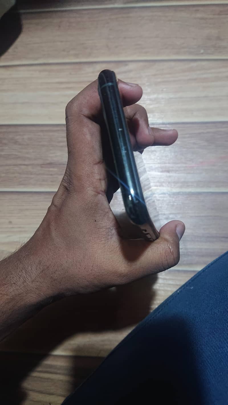 Apple iPhone 11 Pro Max 4