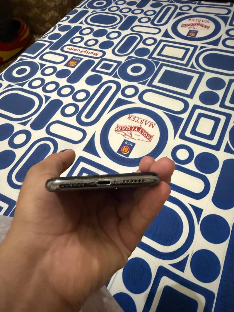 Apple iPhone X 4