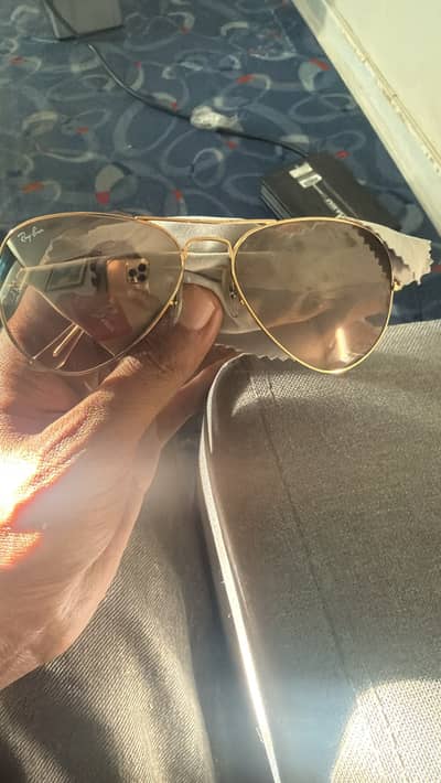 classic Ray-Ban RB3025 Aviator sunglasses featuring a durable gold met