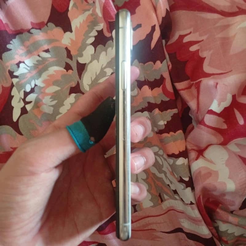 Apple iPhone X 4