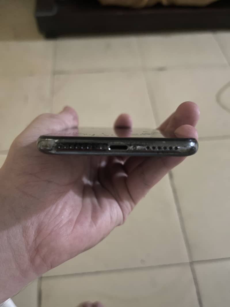 Apple iPhone X 4