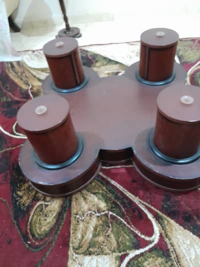 6 seater. . wooden n poshish. . bht achi condition m or khubsurat