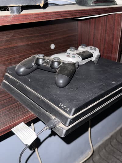 PS4 Pro 1TB Sealed kit with 2 origional controllers