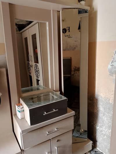 fresh condition 2 side table and one dressing