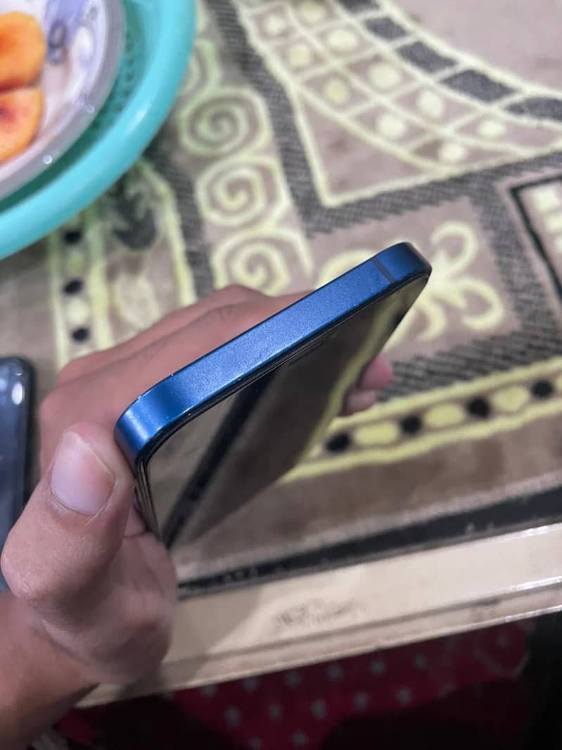 Apple iPhone 12 4
