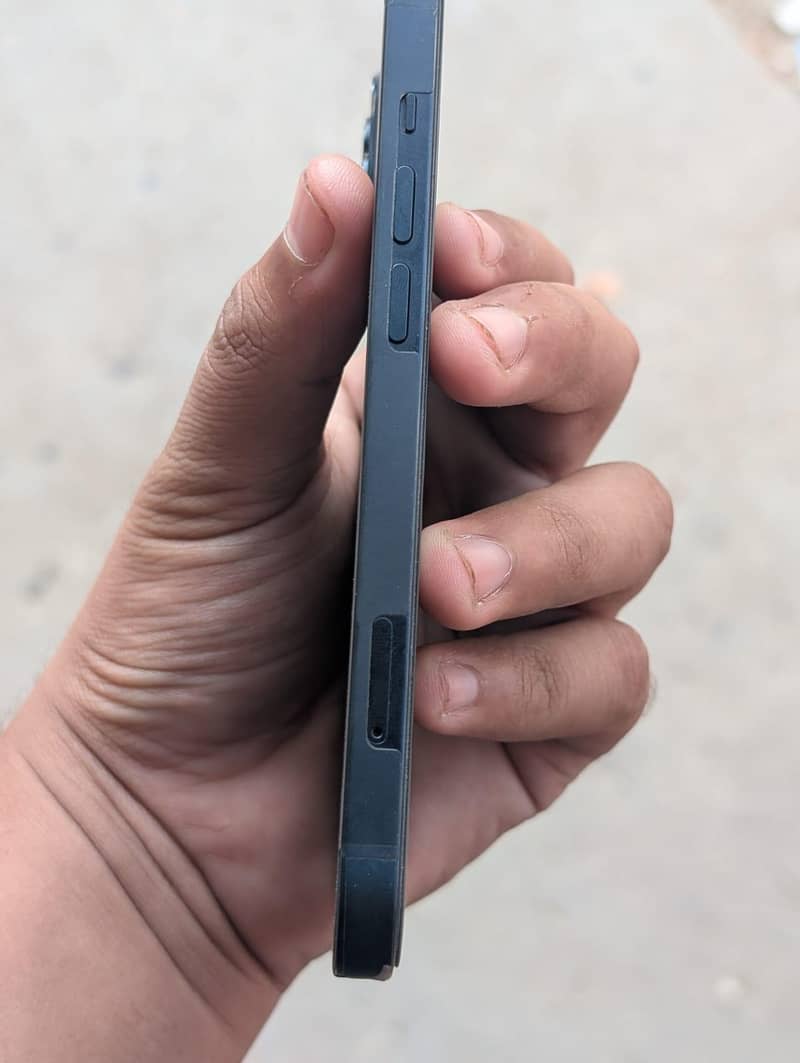 Apple iPhone 13 4