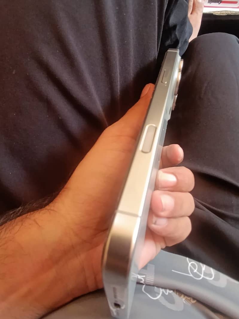 Apple iPhone 16 Pro Max 3