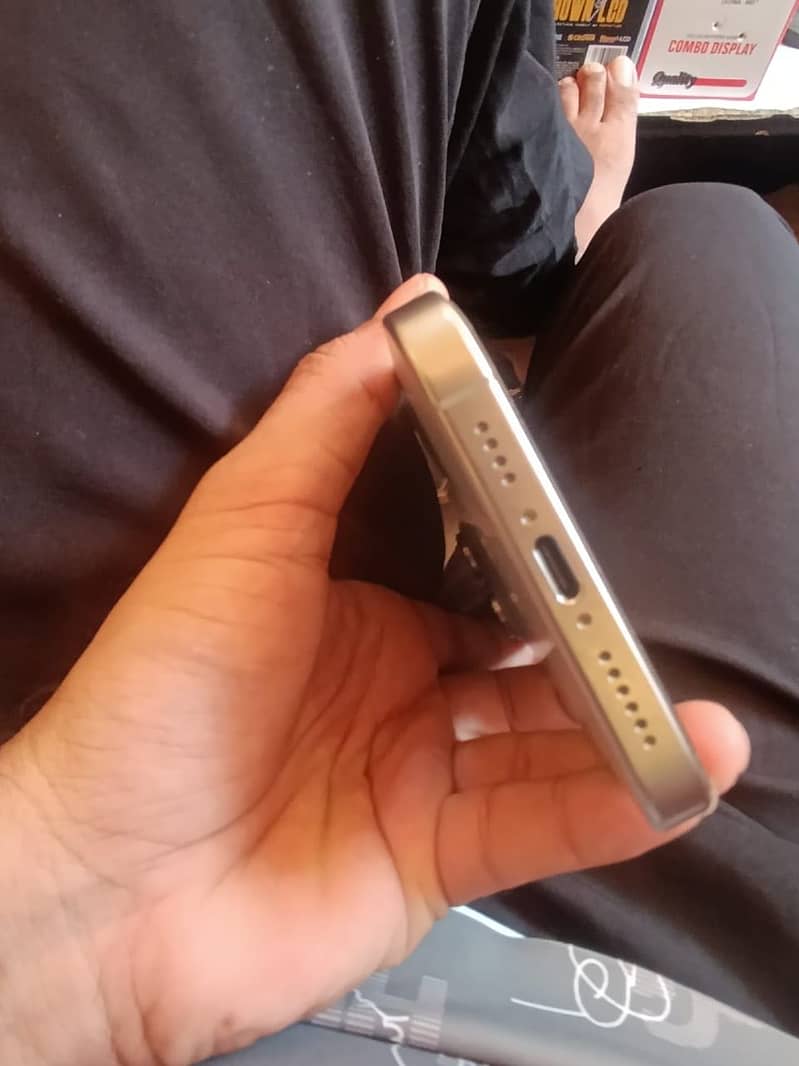Apple iPhone 16 Pro Max 9