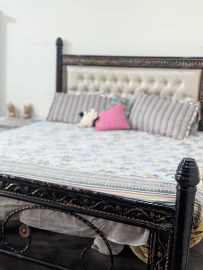 king bed with spring matress