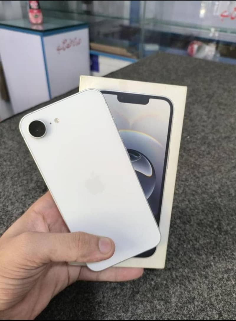 Apple iPhone 16e 0