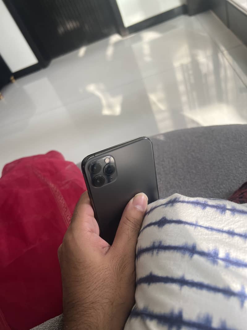 Apple iPhone 11 Pro Max 2