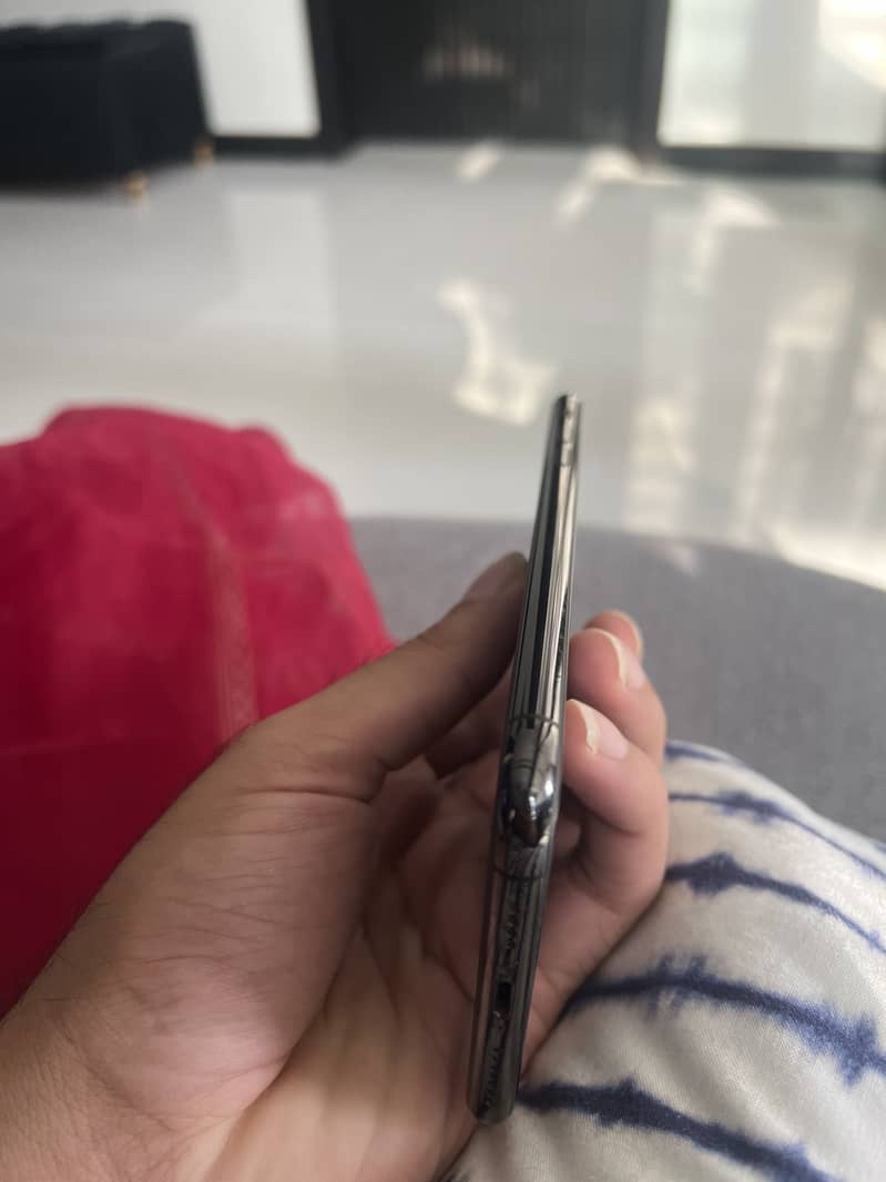 Apple iPhone 11 Pro Max 4
