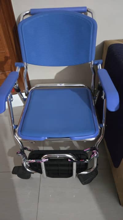washroom and wheel chair 2 in 1. .