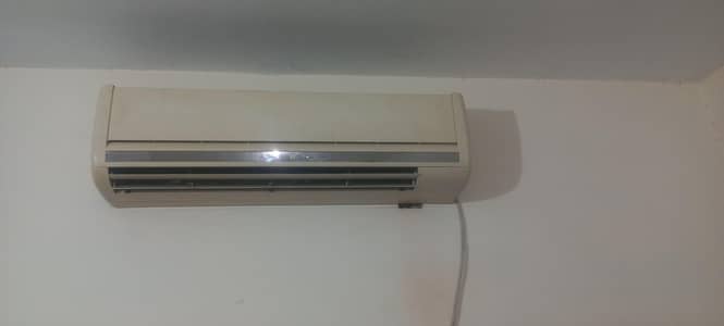 1.5 ton dawlance AC in working condition (no fault)