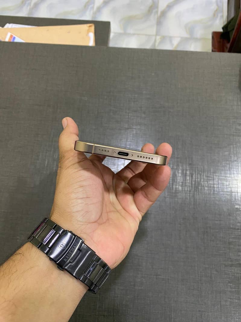 IPHONE 16 PRO MAX 4