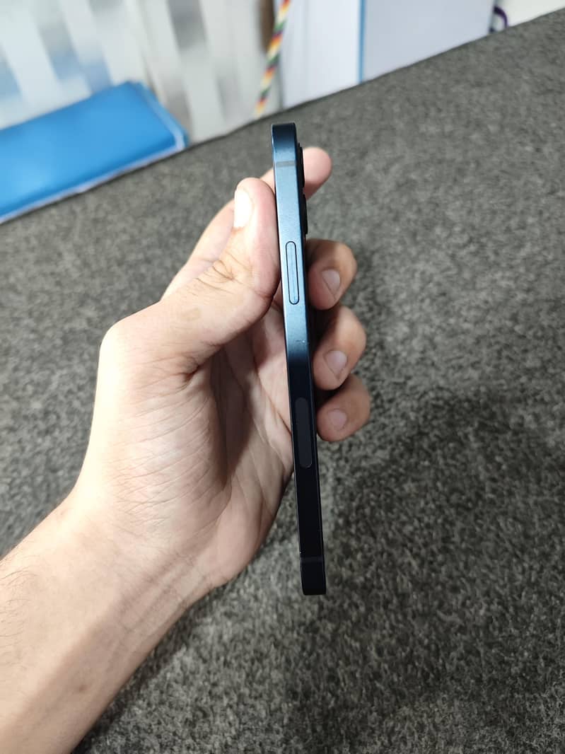Apple iPhone 12 4