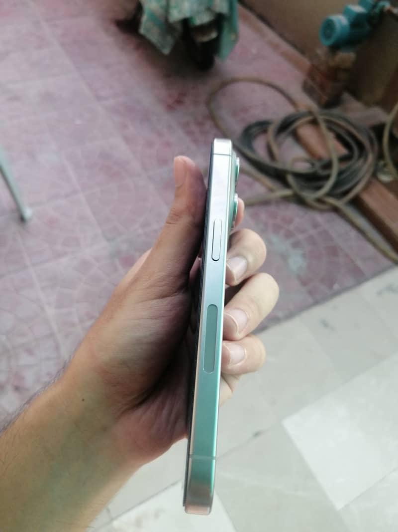 Apple iPhone 15 Pro 3