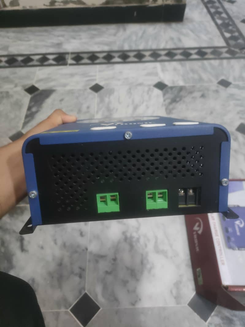 MPPT SOLAR CHARGE CONTROLLER 3