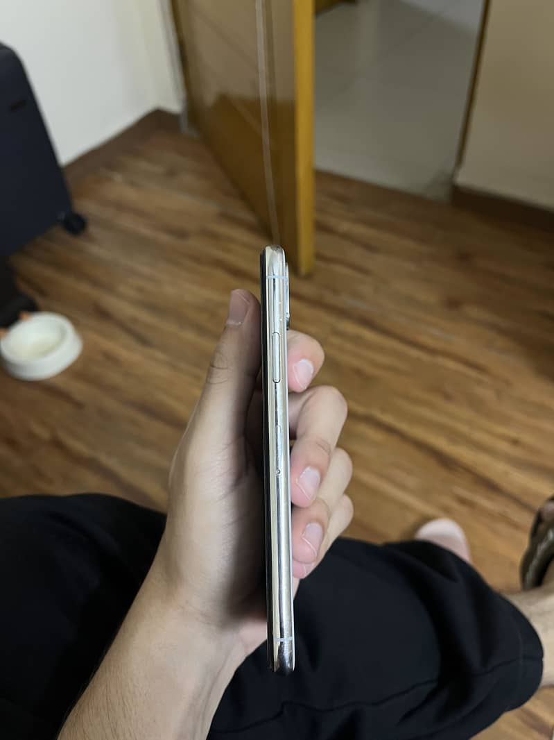 Apple iPhone X 4