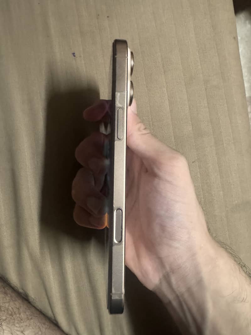 Apple iPhone 16 Pro Max 0