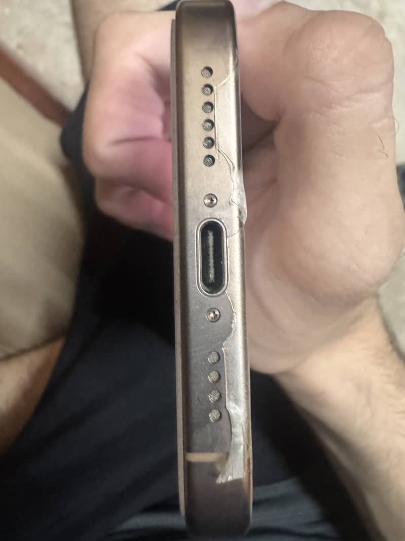 Apple iPhone 16 Pro Max 3