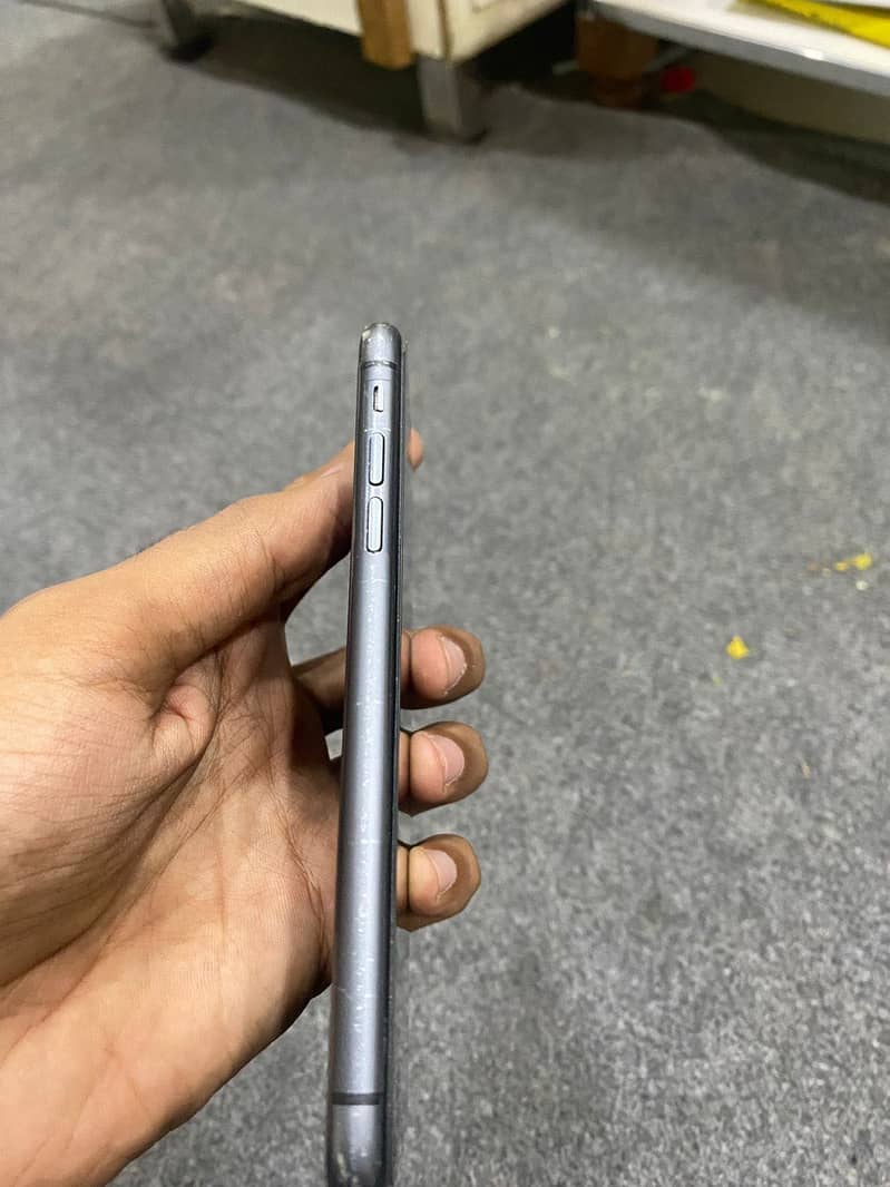 Apple iPhone 11 3