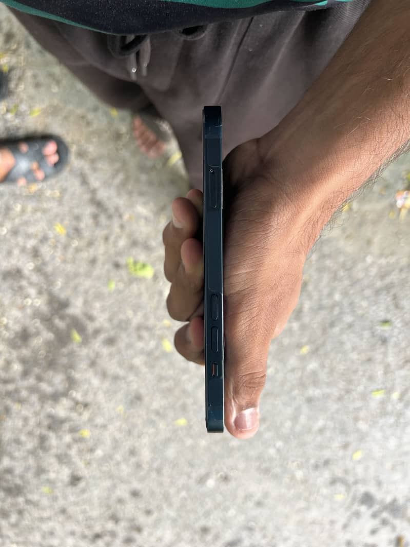 Apple iPhone 13 4