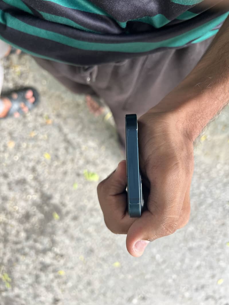 Apple iPhone 13 5