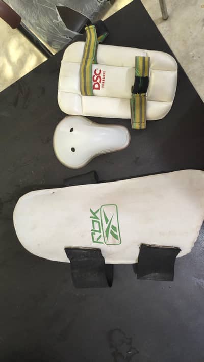 cricket hard ball kit bat handle is damage and no ball availaible