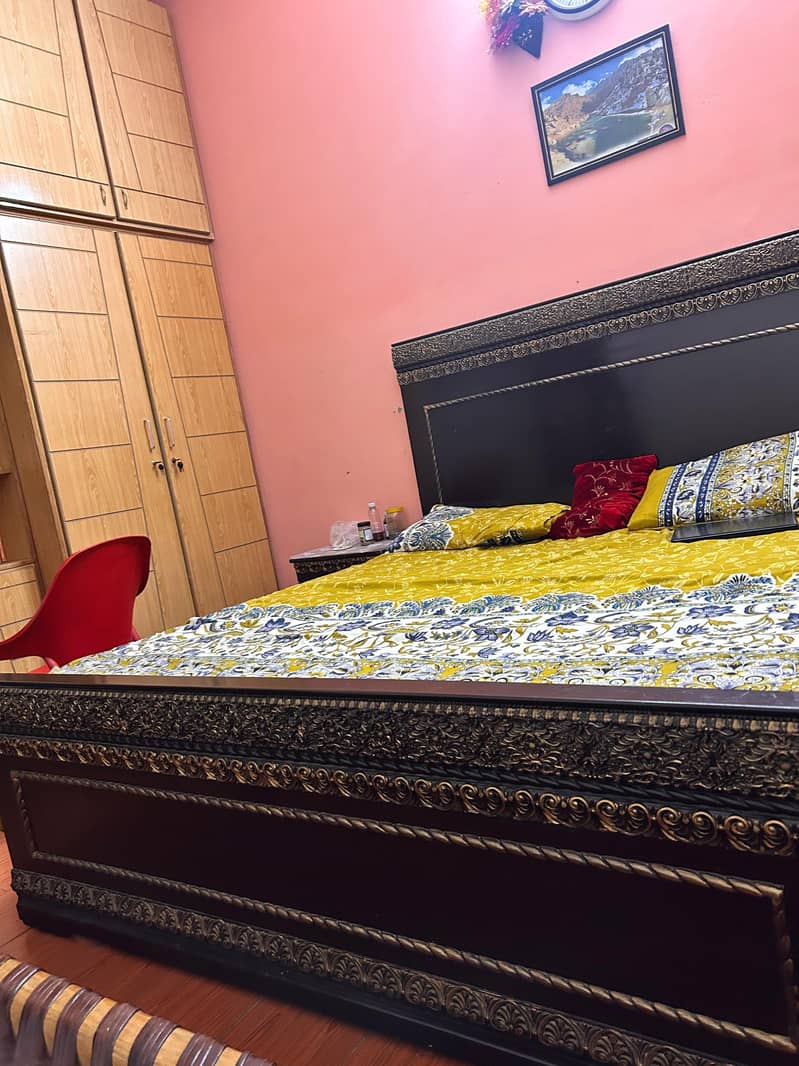 bed with 2 sidetables 0