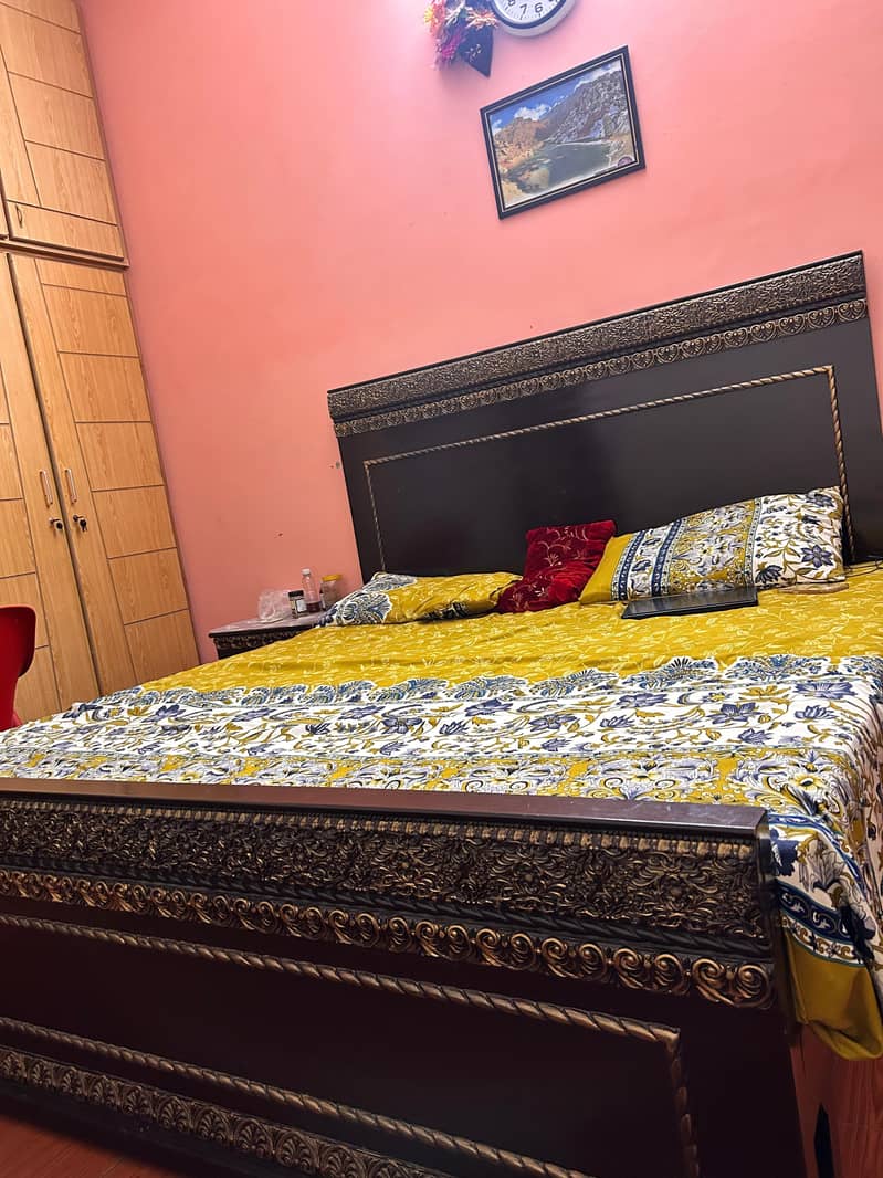 bed with 2 sidetables 1