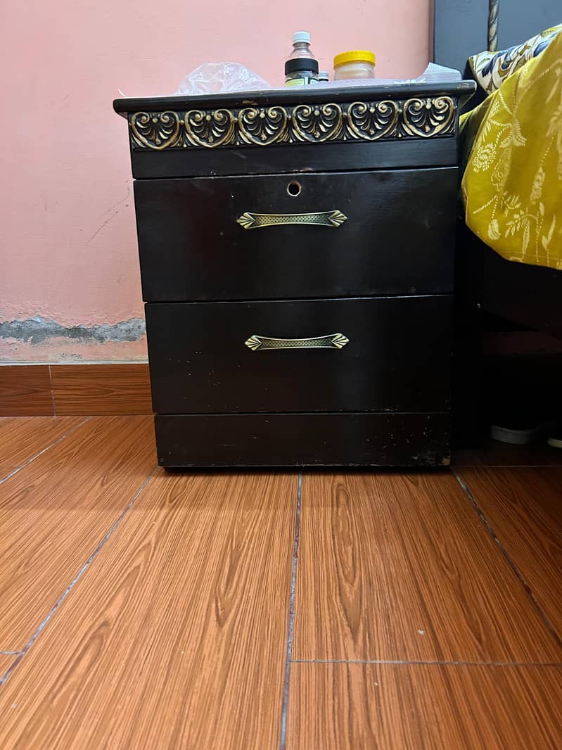 bed with 2 sidetables 6