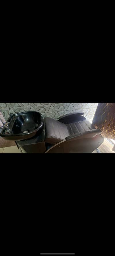 Head washer chair saaf halat ma hai almost